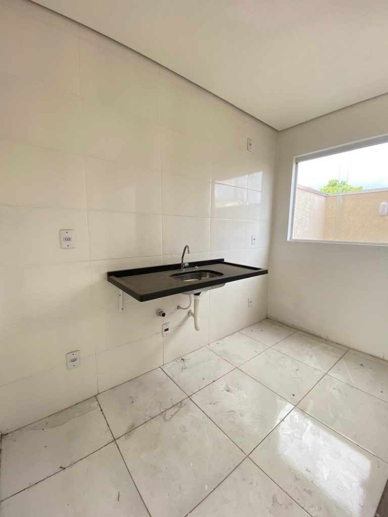 SOBRADO EM CONDOMINIO – 2 DORMITORIOS E 1 SUITE – CASA 01