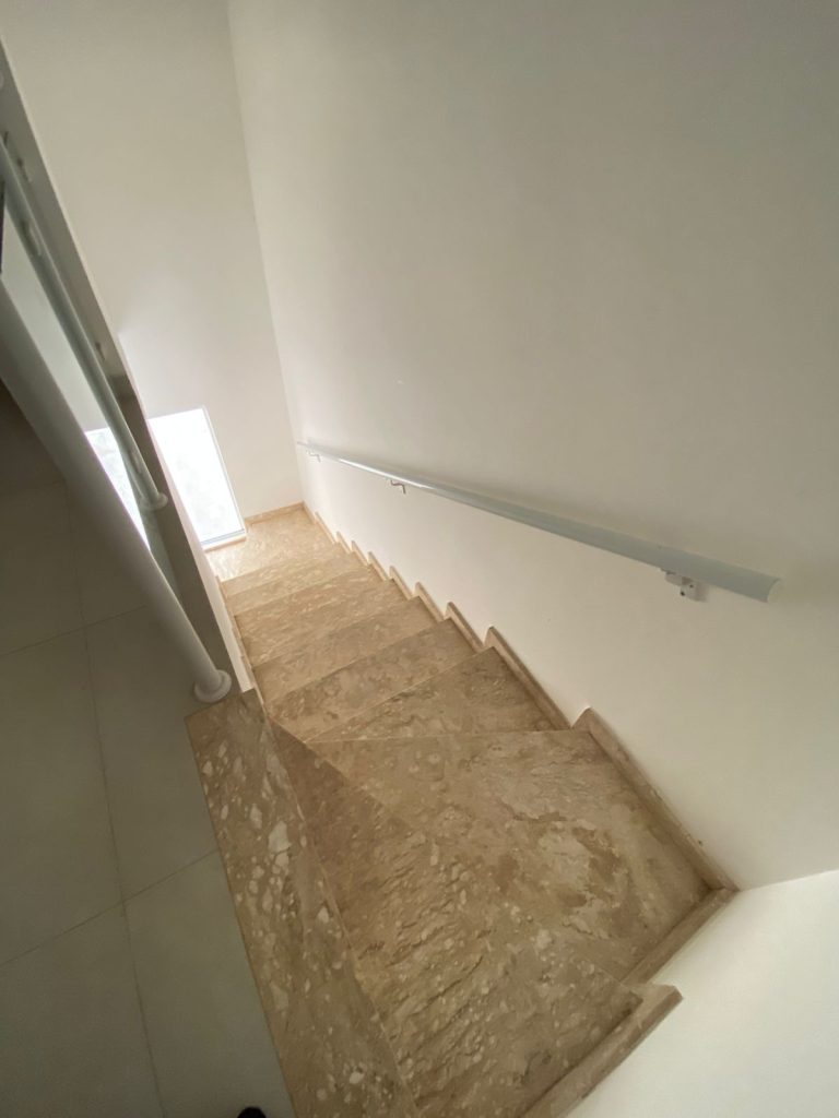 SOBRADO EM CONDOMINIO – 2 DORMITORIOS E 1 SUITE