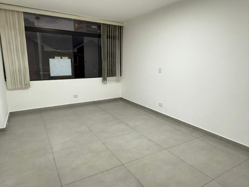 Conjunto comercial com 2 salas, e uma pequena copa. Conjunto comercial com 2 salas, e uma pequena copa.
