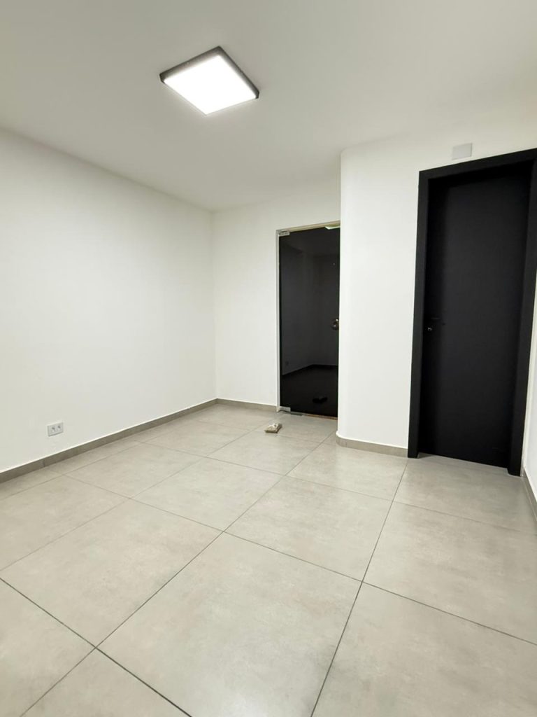 Conjunto comercial com 2 salas, e uma pequena copa. Conjunto comercial com 2 salas, e uma pequena copa.
