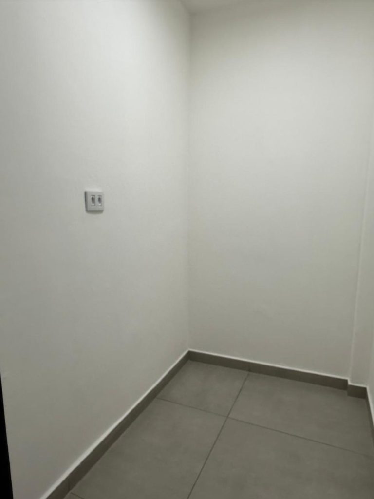 Conjunto comercial com 2 salas, e uma pequena copa. Conjunto comercial com 2 salas, e uma pequena copa.