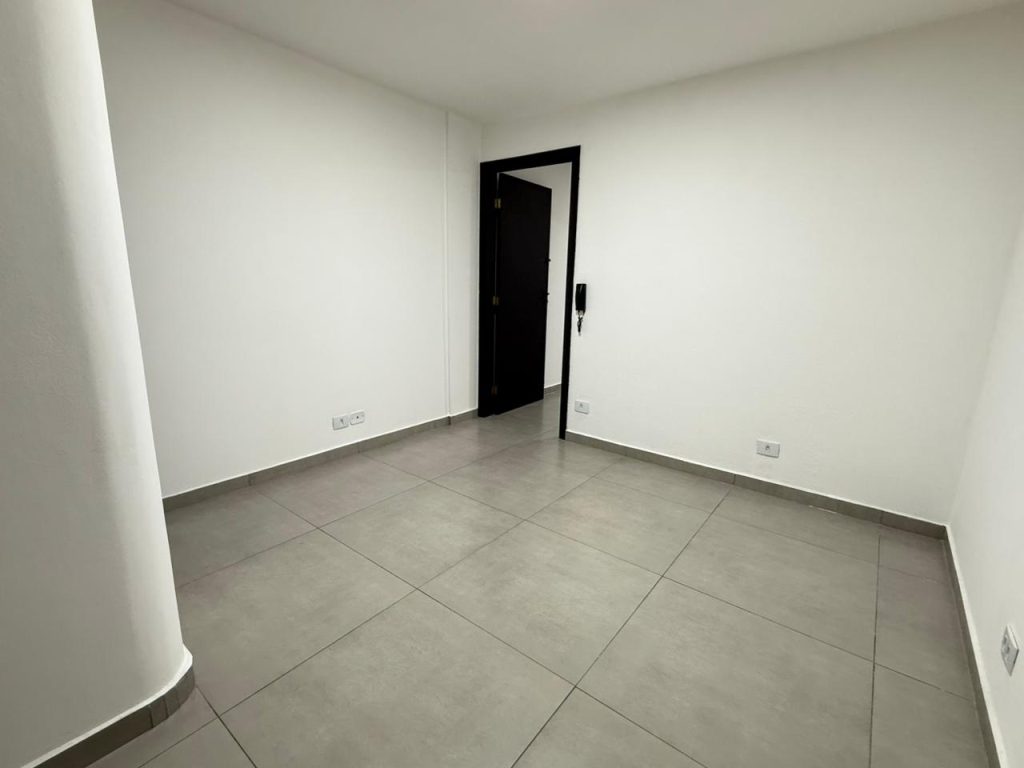 Conjunto comercial com 2 salas, e uma pequena copa. Conjunto comercial com 2 salas, e uma pequena copa.