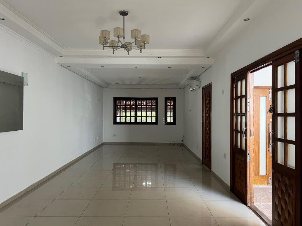 CASA TÉRREA À VENDA NO PARQUE MARIA DOMITILA