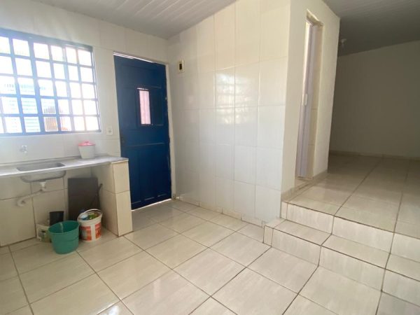 Casa com 1 quarto, cozinha e 1 banheiro.