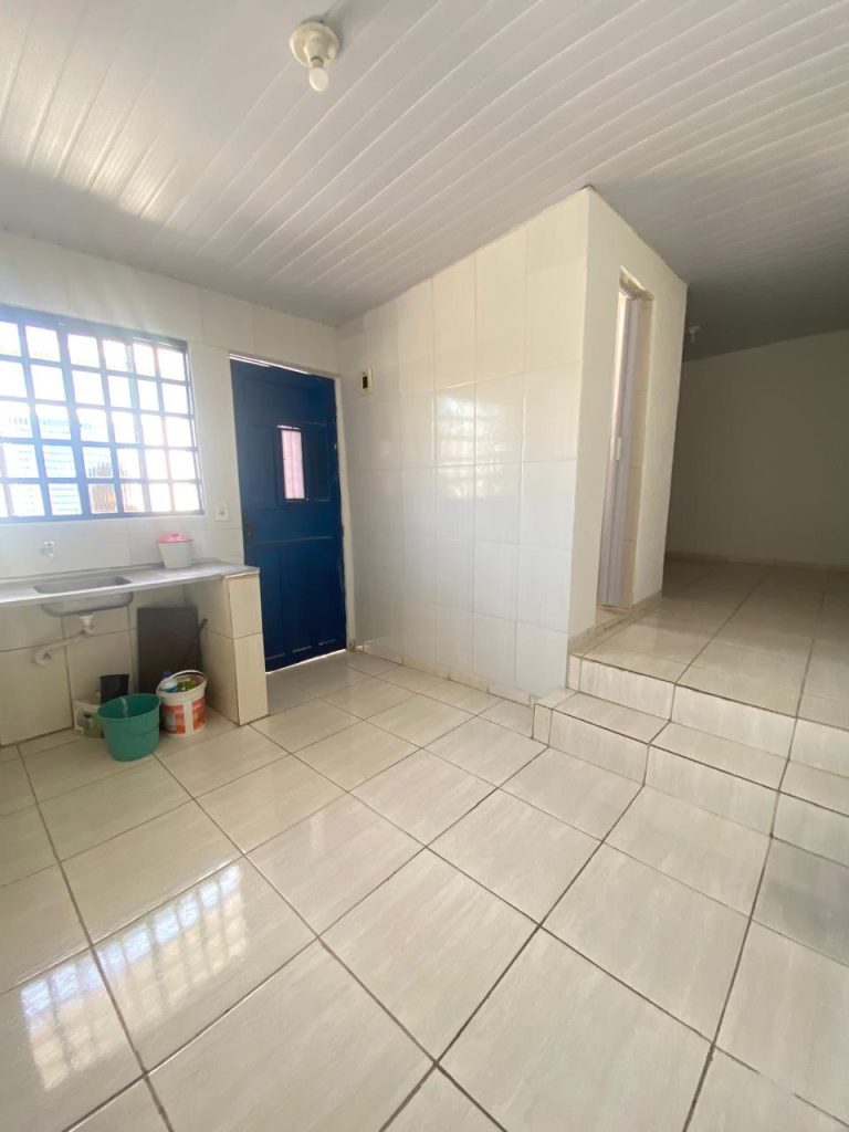Casa com 1 quarto, cozinha e 1 banheiro.