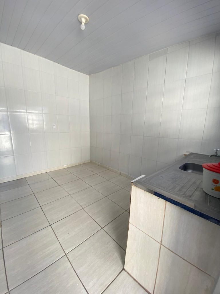 Casa com 1 quarto, cozinha e 1 banheiro.
