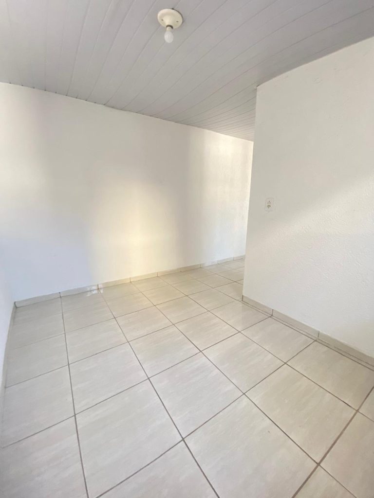 Casa com 1 quarto, cozinha e 1 banheiro.