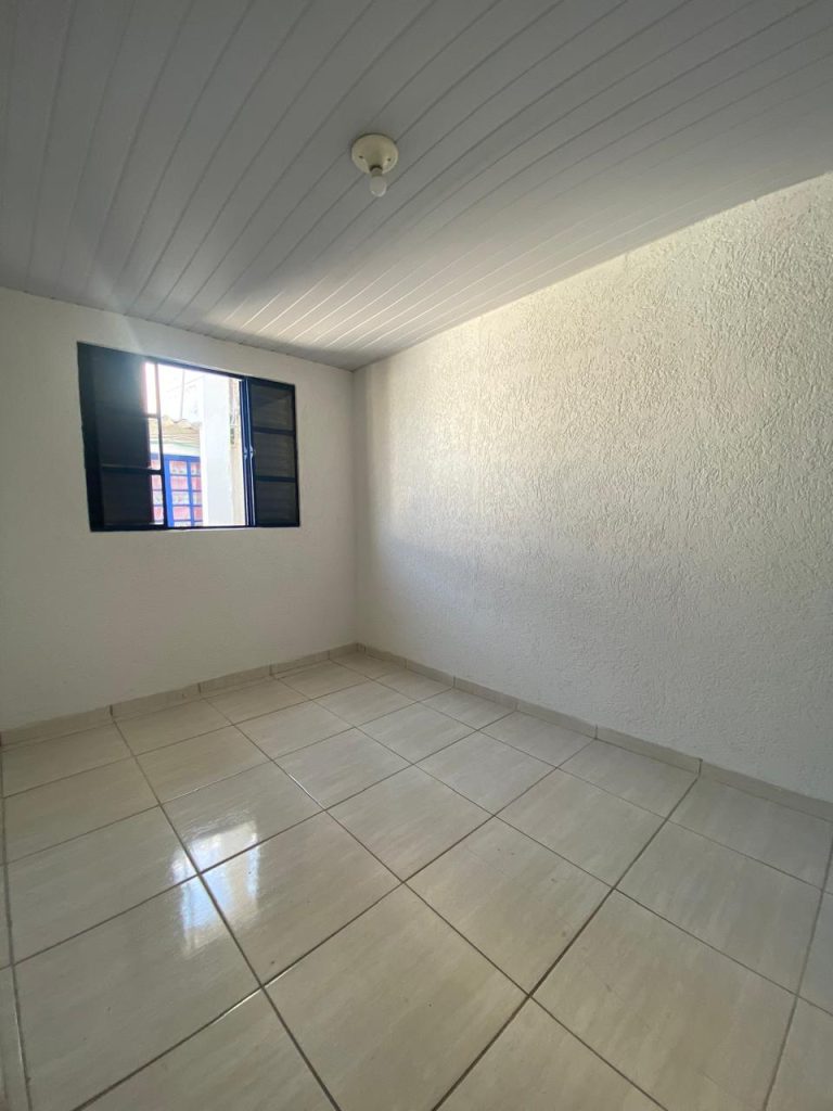 Casa com 1 quarto, cozinha e 1 banheiro.