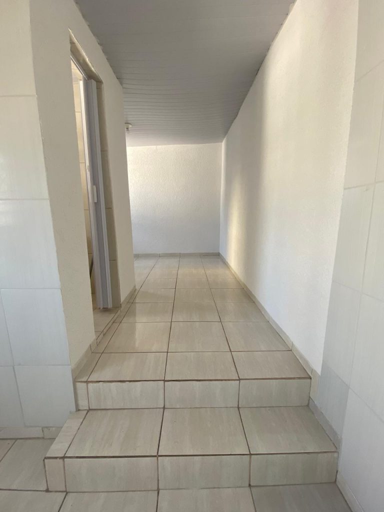 Casa com 1 quarto, cozinha e 1 banheiro.