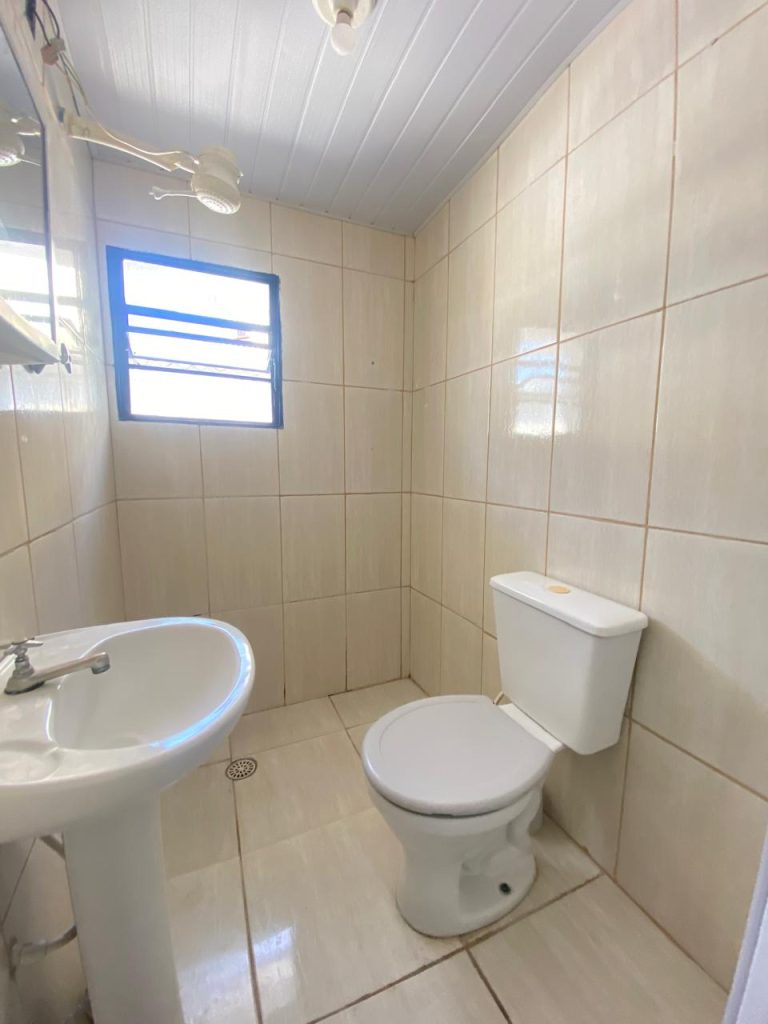 Casa com 1 quarto, cozinha e 1 banheiro.