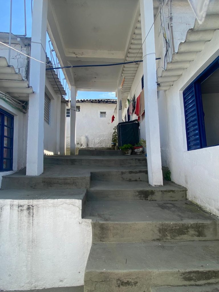 Casa com 1 quarto, cozinha e 1 banheiro.