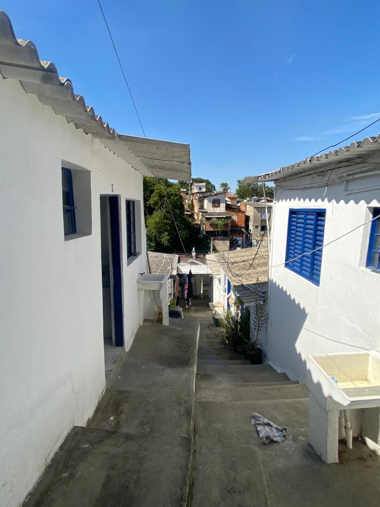 Casa com 1 quarto, cozinha e 1 banheiro.