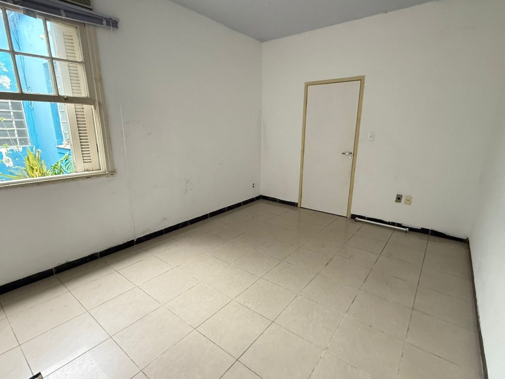 Imóvel comercial localizado a Rua Afonso Sardinha, ao lado da Rua 12 de Outubro.