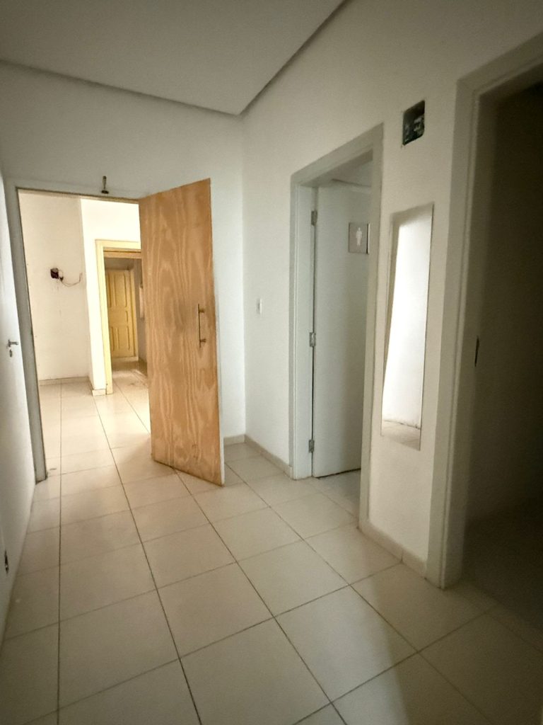 Imóvel comercial localizado a Rua Afonso Sardinha, ao lado da Rua 12 de Outubro.