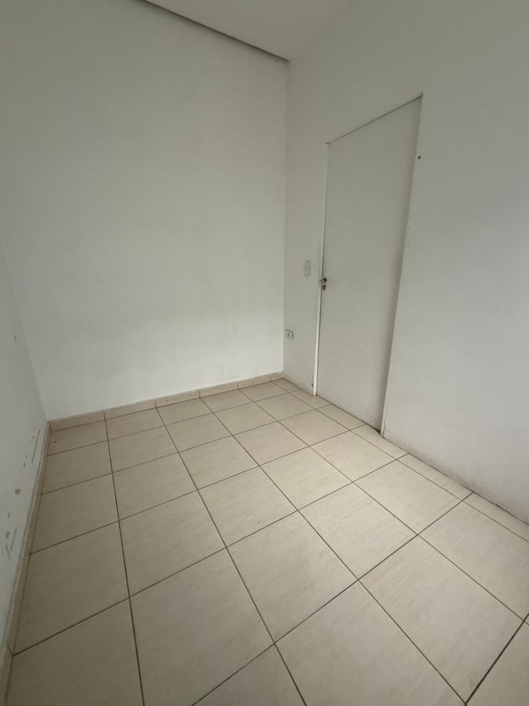 Imóvel comercial localizado a Rua Afonso Sardinha, ao lado da Rua 12 de Outubro.
