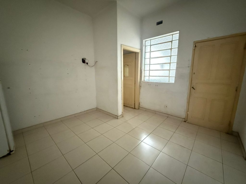 Imóvel comercial localizado a Rua Afonso Sardinha, ao lado da Rua 12 de Outubro.