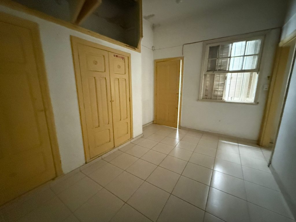 Imóvel comercial localizado a Rua Afonso Sardinha, ao lado da Rua 12 de Outubro.