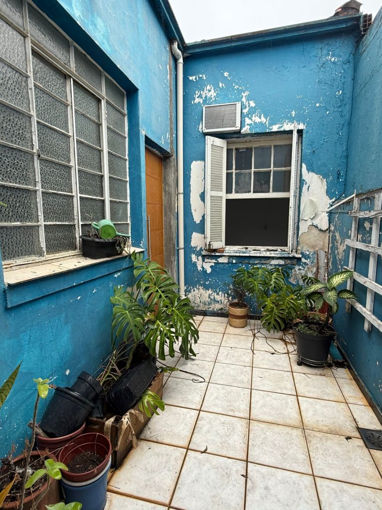 Imóvel comercial localizado a Rua Afonso Sardinha, ao lado da Rua 12 de Outubro.