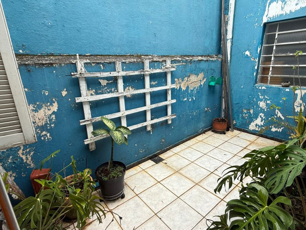 Imóvel comercial localizado a Rua Afonso Sardinha, ao lado da Rua 12 de Outubro.