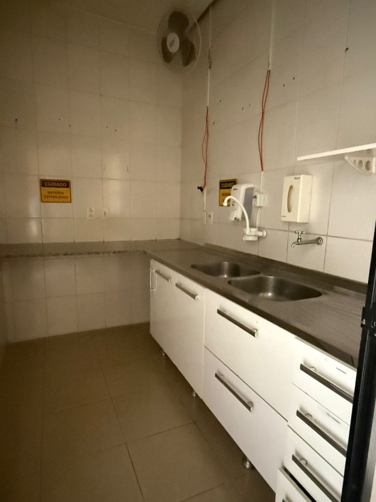 Imóvel comercial localizado a Rua Afonso Sardinha, ao lado da Rua 12 de Outubro.