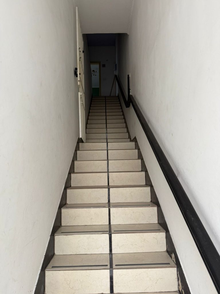 Imóvel comercial localizado a Rua Afonso Sardinha, ao lado da Rua 12 de Outubro.