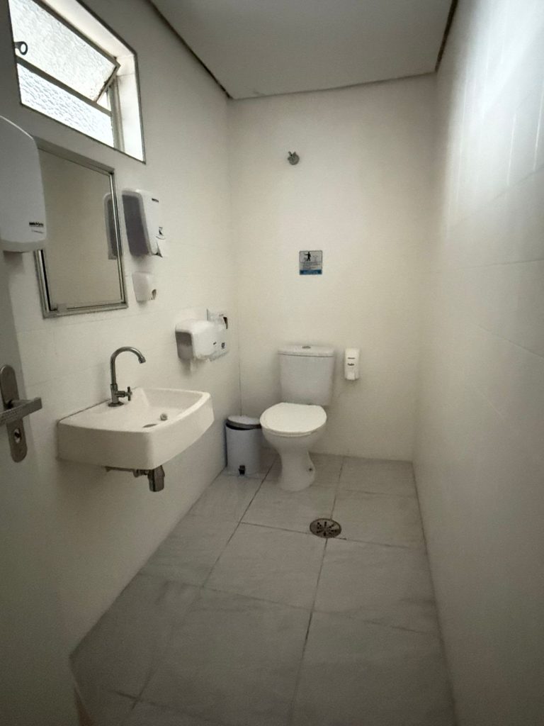 Imóvel comercial localizado a Rua Afonso Sardinha, ao lado da Rua 12 de Outubro.