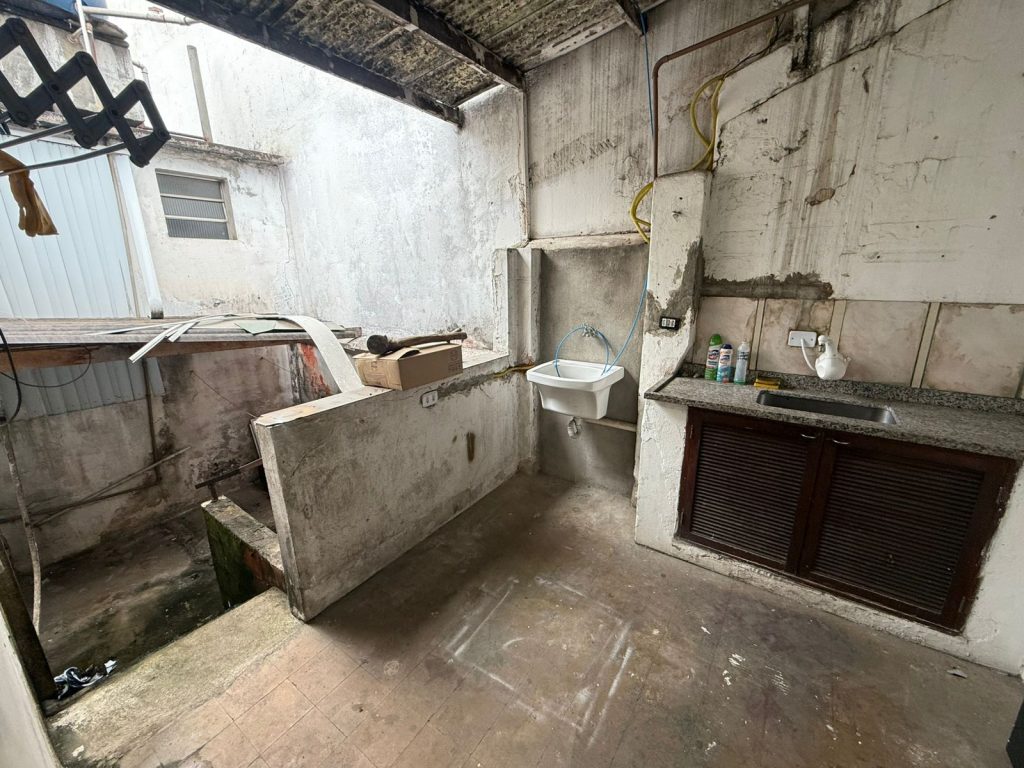Imóvel comercial localizado a Rua Afonso Sardinha, ao lado da Rua 12 de Outubro.