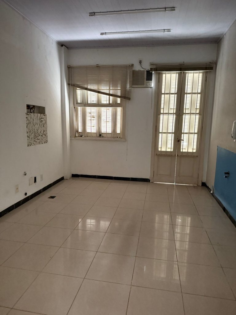 Imóvel comercial localizado a Rua Afonso Sardinha, ao lado da Rua 12 de Outubro.