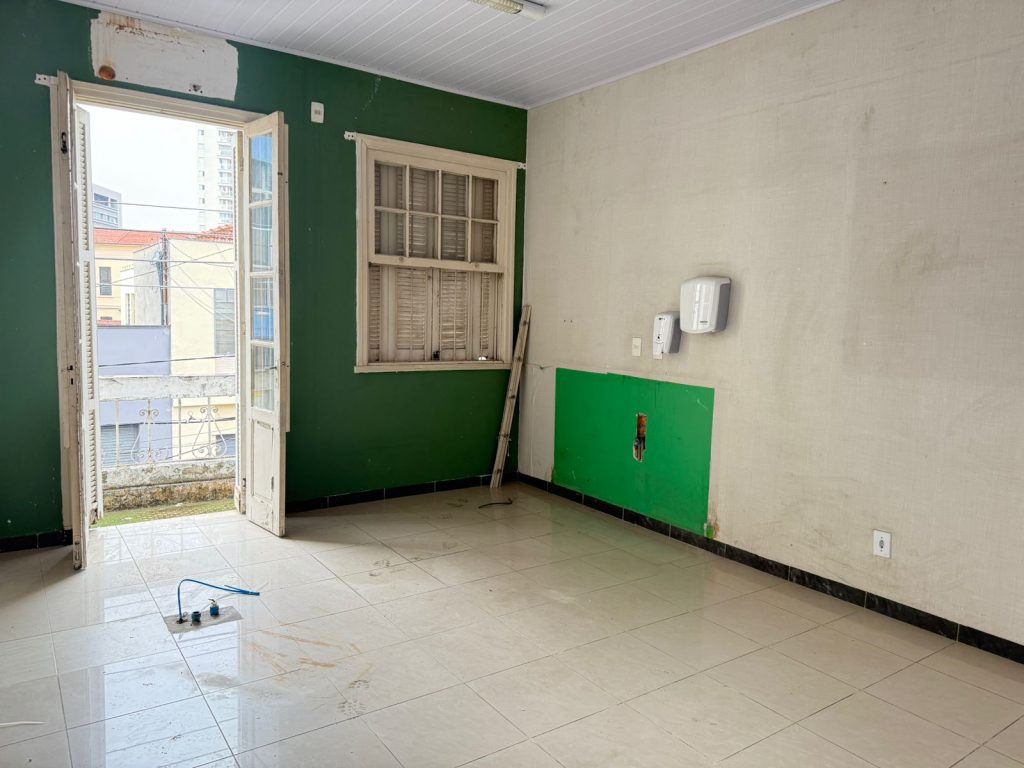 Imóvel comercial localizado a Rua Afonso Sardinha, ao lado da Rua 12 de Outubro.