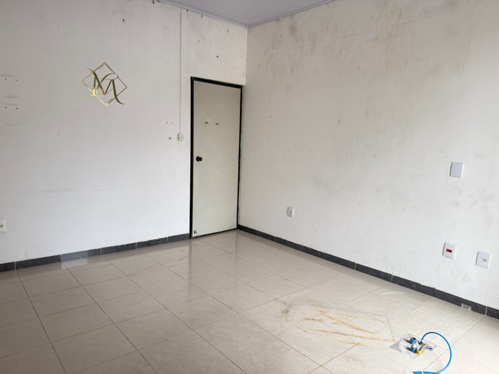 Imóvel comercial localizado a Rua Afonso Sardinha, ao lado da Rua 12 de Outubro.