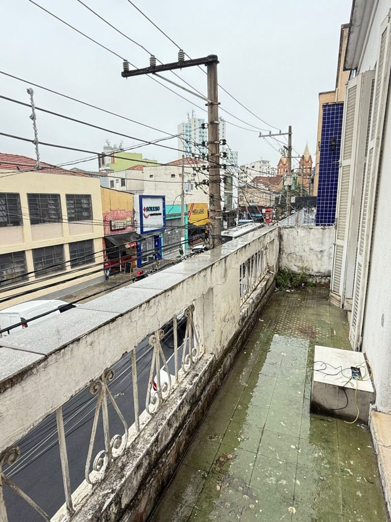 Imóvel comercial localizado a Rua Afonso Sardinha, ao lado da Rua 12 de Outubro.