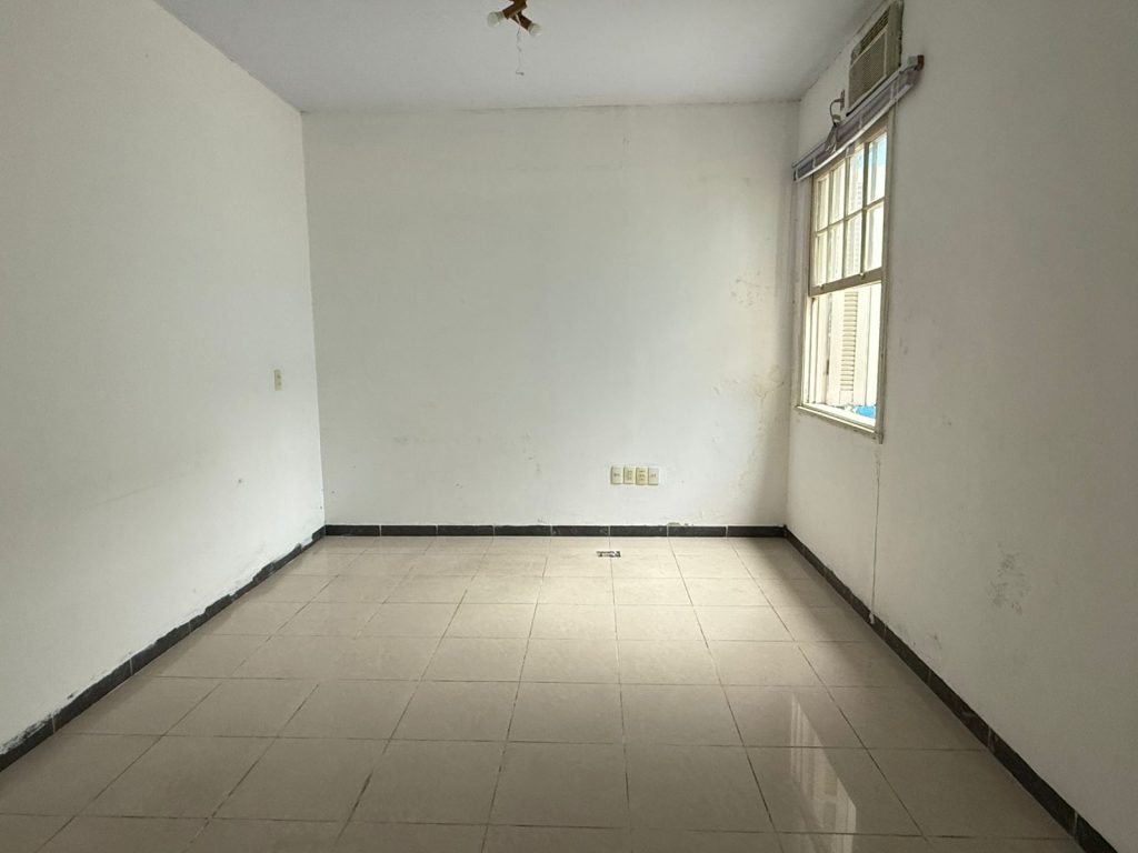 Imóvel comercial localizado a Rua Afonso Sardinha, ao lado da Rua 12 de Outubro.