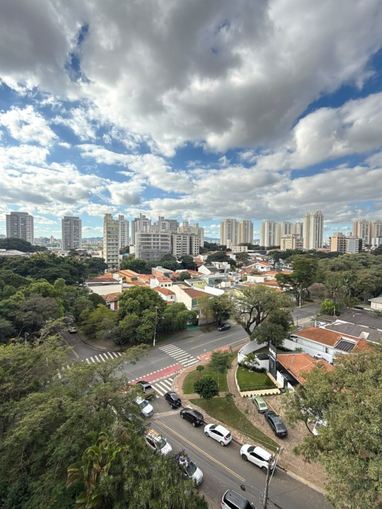 Imóvel está em um dos bairros mais valorizados e familiares da cidade.